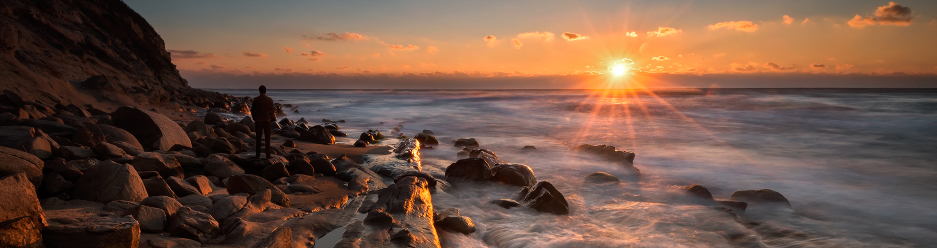Meeresklippen mit Sonnenaufgang
