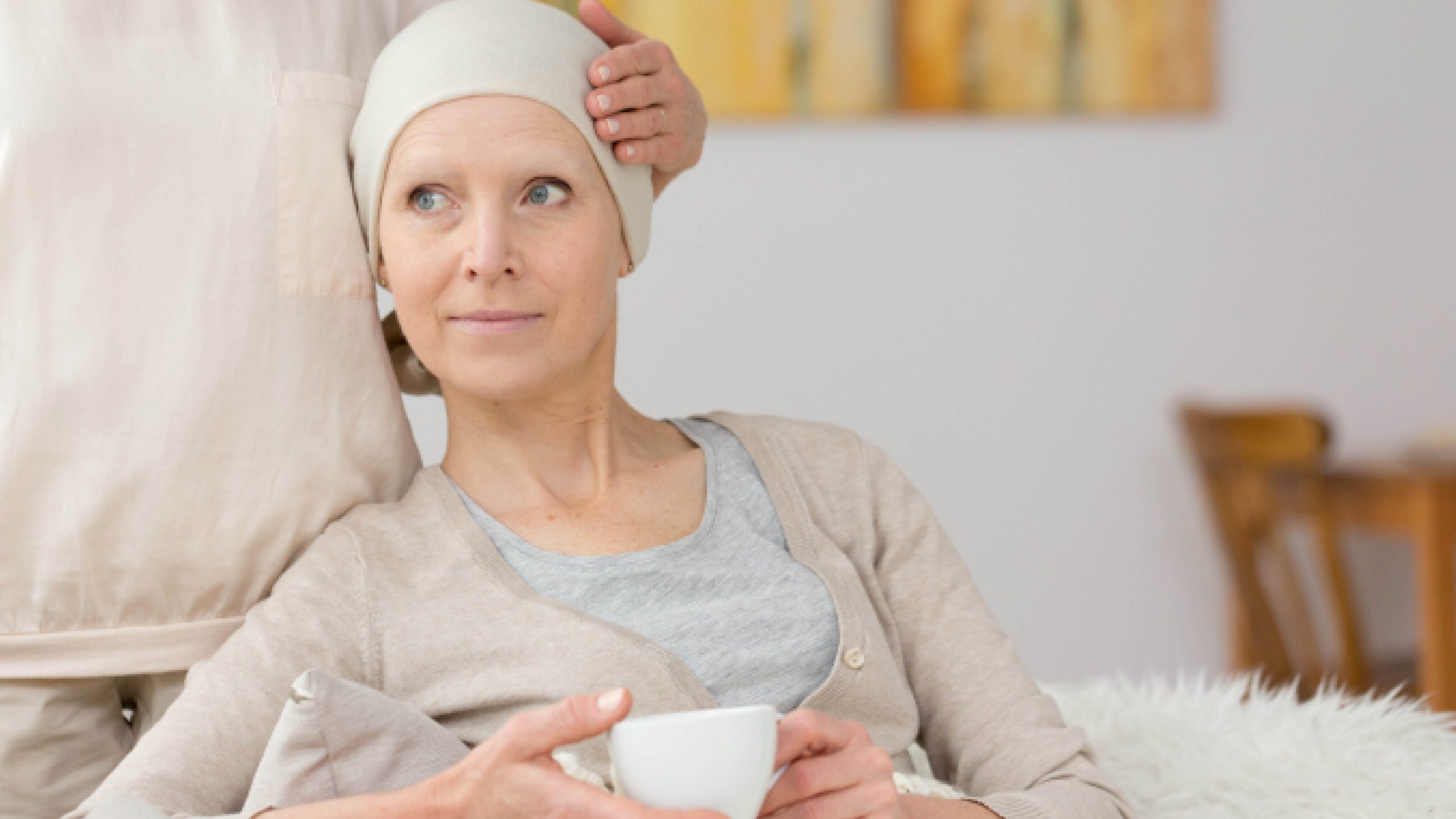 Eine Frau mit unheilbarer Krebserkrankung kann von Palliativ Betreuung profitieren