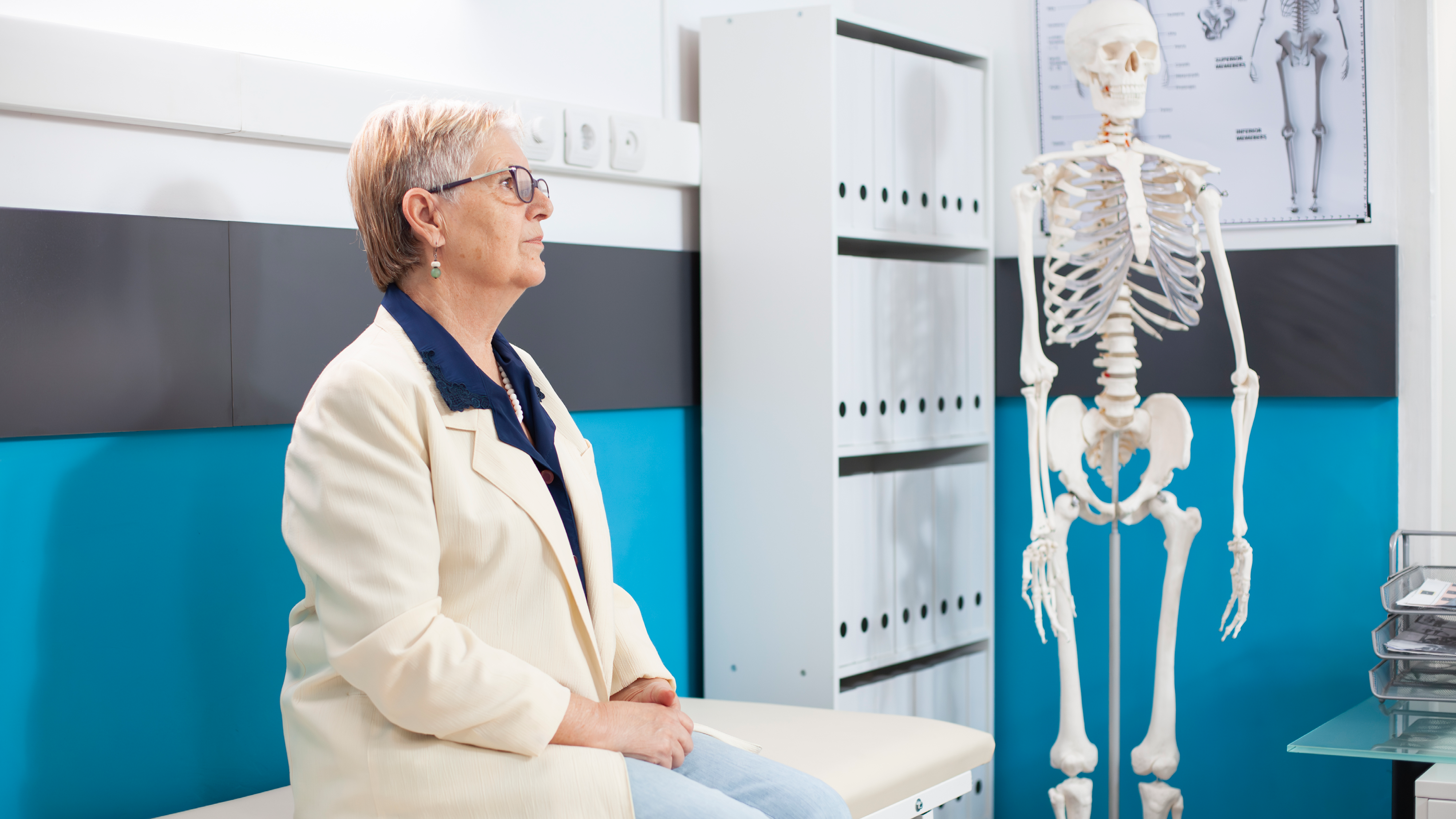 Neutral_Osteoporose_Seniorin wartet auf eine medizinische Untersuchung_envatoelements