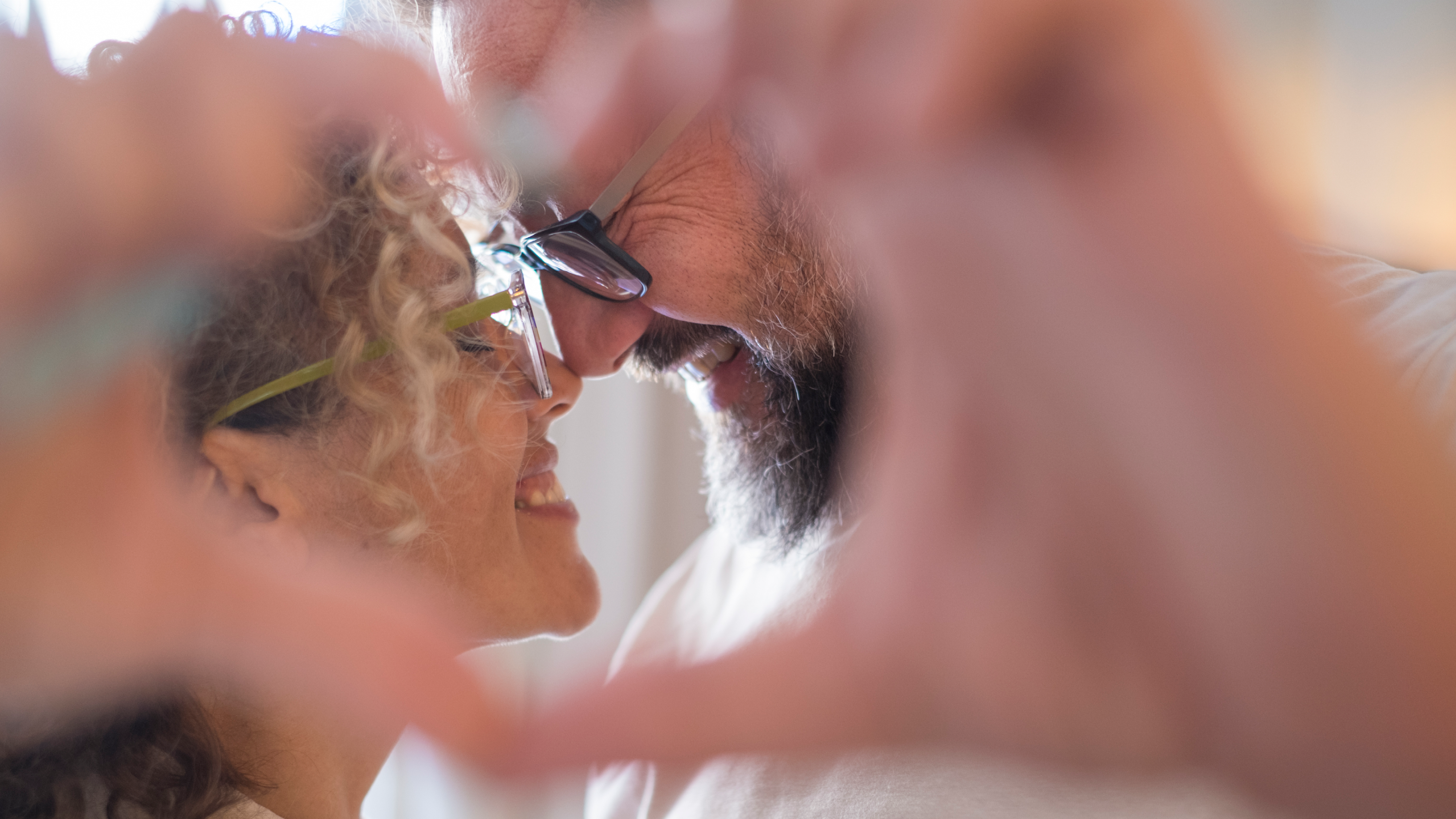 Neutral_Sexualtherapie_Sexocorporel-Nahaufnahme eines Paares, das mit den Händen ein Herz formt - Liebe und Beziehung, das Leben erwachsener Menschen_envatoelements