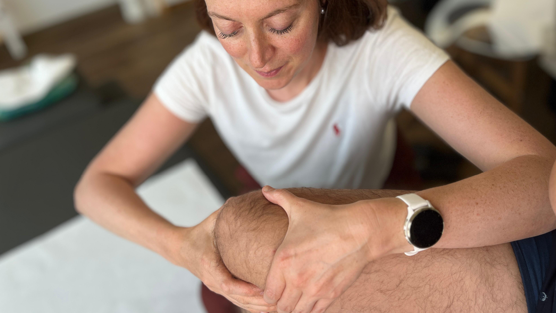 Neutral_Physiotherapie_Knie 03 Madeleine Steiner-Muffat_praxis entero