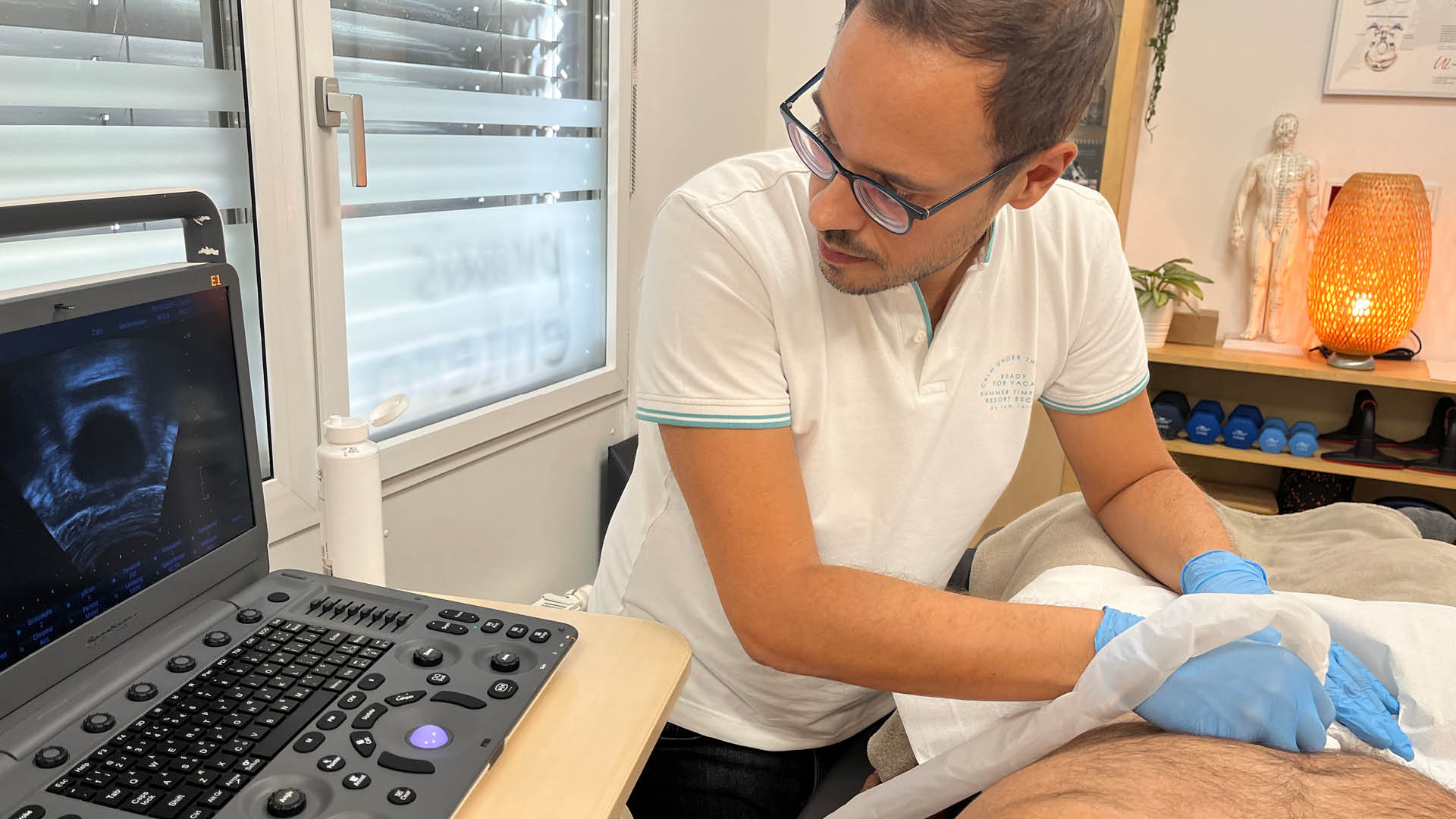 Neutral_Physiotherapie_Beckenboden Mann Ultraschalluntersuchung Bild 3_praxis entero Endlich kontinent nach Prostata-OP: Echtzeit-Ultraschall in Graz revolutioniert euer Beckenbodentraining!